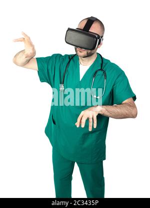 Kaukasische Arzt verwendet Gläser für virtuelle Realität isoliert auf Weiss. Stockfoto