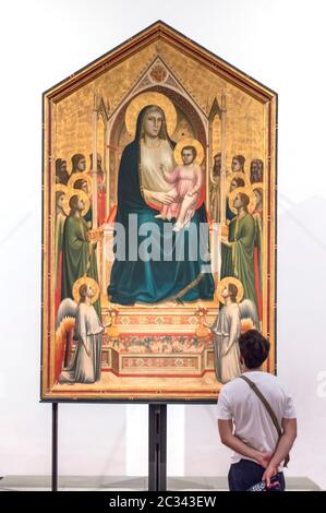 Mann beim Betrachten der Ognissanti Madonna von Giotto di Bondone in den Uffizien, Florenz, Italien Stockfoto