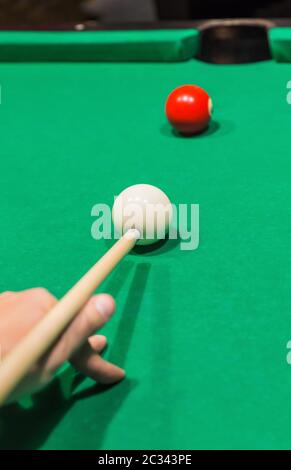 Pool Billard Kugeln am grünen Tisch Stockfoto