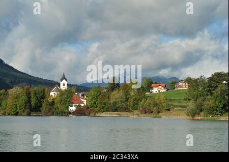 Katholische Pfarrkirche St. Walburga, Philipp und Jakobus in Weißensee Stockfoto