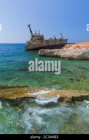 Altes Schiffswrack in Küstennähe - Paphos Zypern Stockfoto