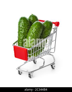 Frische Gurken im Warenkorb Stockfoto