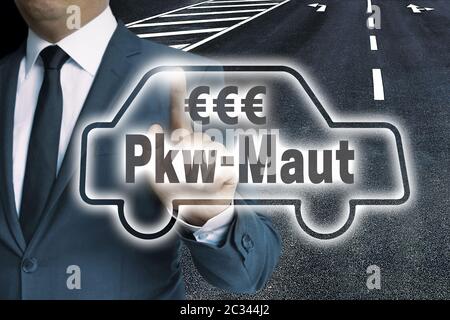 PKW-Maut (im deutschen Maut) Fahrzeugkonzept Touchscreen Mann betrieben. Stockfoto