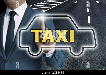 Taxi Auto Touchscreen wird von Mann-Konzept betrieben. Stockfoto