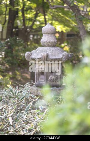 Steinlaterne im Garten des Shibusawa Museums des Asukayama Parks im Kita Viertel von Tokyo Stockfoto
