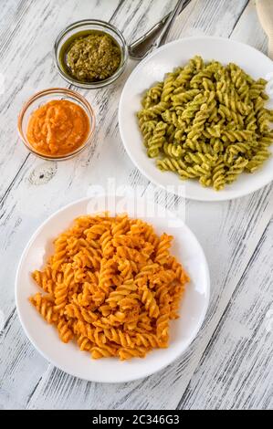 Teile der Fusilli mit traditionellen und Tomaten pesto Stockfoto