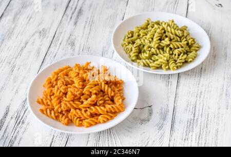 Teile der Fusilli mit traditionellen und Tomaten pesto Stockfoto