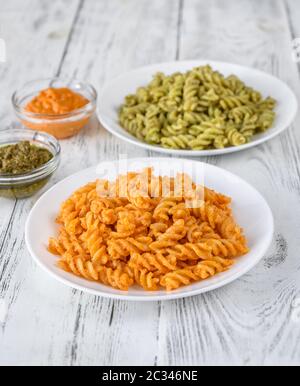 Teile der Fusilli mit traditionellen und Tomaten pesto Stockfoto