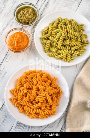 Teile der Fusilli mit traditionellen und Tomaten pesto Stockfoto