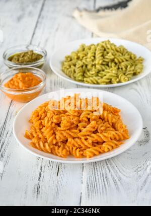 Teile der Fusilli mit traditionellen und Tomaten pesto Stockfoto