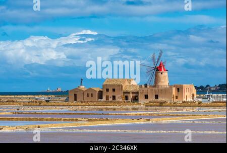 Windmühle in den Salzpfannen von Marsala, Sizilien, Italien Stockfoto