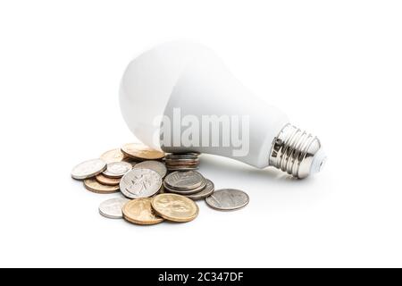 Energiesparende Glühbirnen und Dollar Münzen auf weißem Hintergrund. LED-Glühbirne. Stockfoto