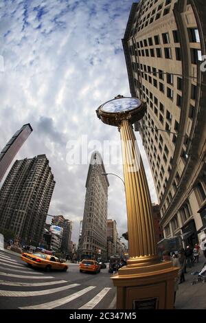 Flacheisen Gebäudefassade, gilt als einer der ersten Wolkenkratzer in New York gebaut Stockfoto