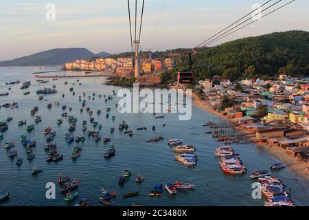 Luftbild einer Gruppe von Booten auf See in Vietnam, Phu Quoc Stockfoto