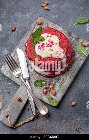 Rote Samtpfannkuchen mit Frischkäse-Sauce. Stockfoto