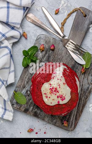 Rote Samtpfannkuchen. Stockfoto