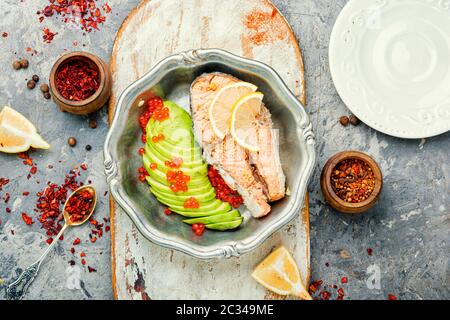 Steak gekochte Diät Lachs und Avocado. Fisch essen. Gesundes essen. Stockfoto