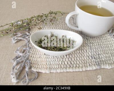 Schäferhunde geben Kräutertee mit getrockneten Kräutern an die Börse Stockfoto