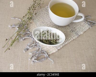 Schäferhunde geben Kräutertee mit getrockneten Kräutern an die Börse Stockfoto