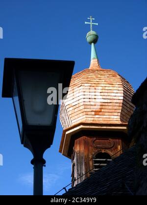 Zwiebelturm mit Kupferspitze einer mittelalterlichen Holzkirche vor blauem Himmel Stockfoto