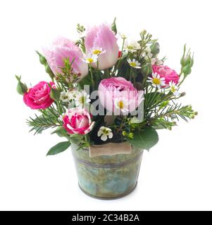 Blumenstrauß in einer Miniatur Schaufel auf weißem Hintergrund Stockfoto