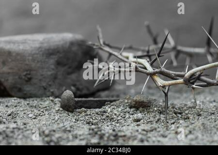 Dornenkrone und Nägel Symbole der christlichen Kreuzigung zu Ostern Stockfoto