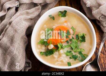 Gerstensuppe, Perlgerste in weißer Schüssel Stockfoto