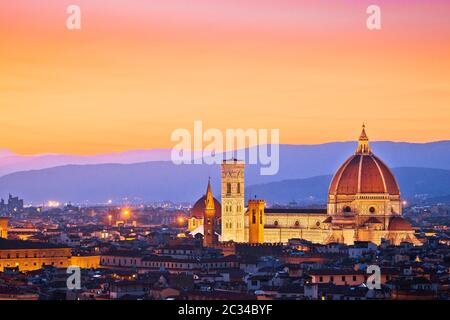 Farbenfrohe Dächer von Florenz und Blick auf den Dom bei Sonnenuntergang Stockfoto