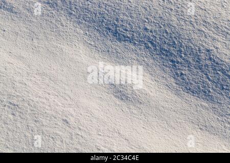 Land mit Schnee bedeckt - weißer Schnee nach Schnee gefallen war und bedeckte das Land in der landwirtschaftlichen Feld. Foto Nahaufnahme in der Wintersaison, ein kleines Stockfoto