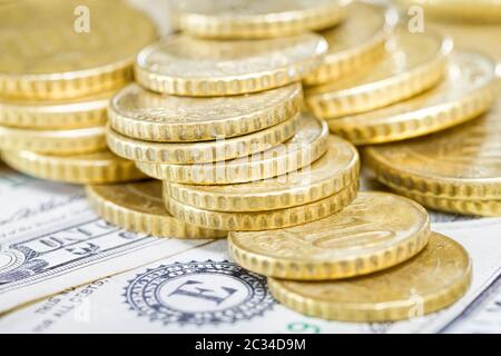 Eine große Anzahl von gestapelten Turm von europäischen Münzen in fünfzig Euro-Cent und weniger, gelbe Goldmünzen auf Dollar Stockfoto