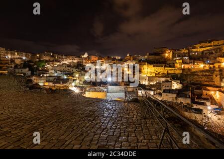 Nacht Landschaft der Sassi von Matera, bekannt für ihre alten Höhlenwohnungen bekannt. Basilikata. Italien Stockfoto