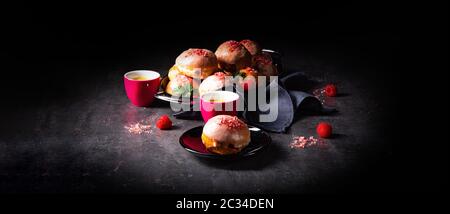 Köstliche Berliner Donuts gefüllt mit Himbeermarmelade Stockfoto