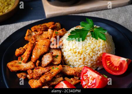 Bulgur with Gebratenem fleisch and joghurtsoße Stockfoto