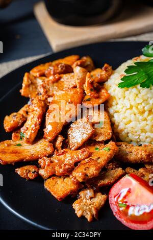 Bulgur with Gebratenem fleisch and joghurtsoße Stockfoto