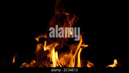 Helle Flammen mit Orange und Gelb auf schwarzem Hintergrund Funken, Nahaufnahme Stockfoto
