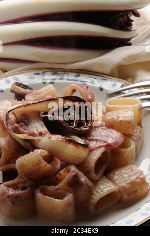 Mezze Maniche mit rotem Radicchio und Speck Stockfoto