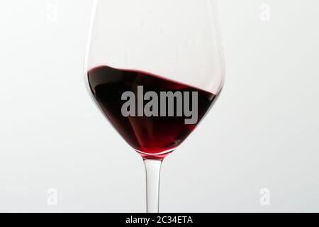 Glas Rotwein, Gießen Getränk bei Luxus Urlaub Verkostung Veranstaltung, Qualitätskontrolle spritzt Flüssigkeit Bewegung Hintergrund für oenolog Stockfoto