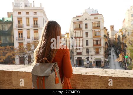 Reisen in Spanien. Rückansicht des jungen Reisenden Frau genießen das Stadtbild von Valencia, Spanien, Europa. Stockfoto