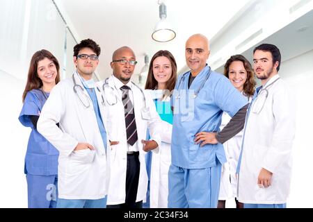 Ärztegruppe oder -Team, isoliert vor hellem Hintergrund Stockfoto