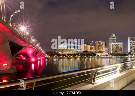 Der Blick über die Bucht auf die Singapur Nachtbrücke, Wolkenkratzer und helle Lichter Stockfoto