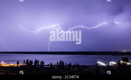 Blitze über die Wolga. Volgograd. Russland Stockfoto