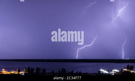 Blitze über die Wolga. Volgograd. Russland Stockfoto