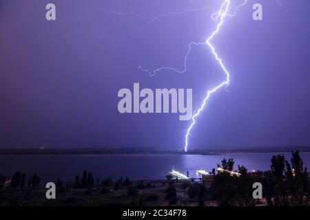 Blitze über die Wolga. Volgograd. Russland Stockfoto