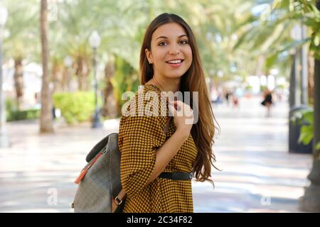 Schöne reisende Frau, die in der Stadt Alicante. Touristische Wandern auf der Explanada de Espana Promenade in Alicante, Spanien. Stockfoto