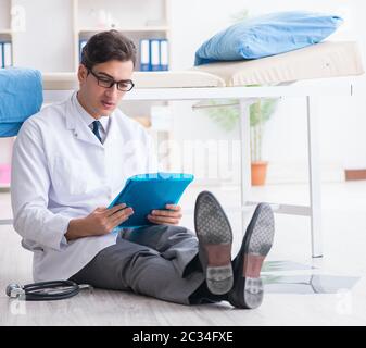 Arzt sitzen auf dem Boden im Krankenhaus Stockfoto