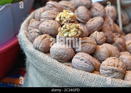 Große Haufen Walnüsse in Sack Stockfoto