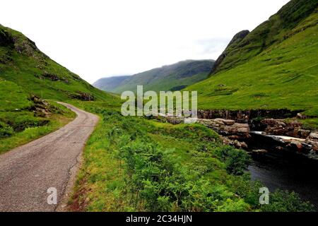 Eine wunderschöne Landschaft mit Bergen und Bächen in Glen Coe in Schottland Stockfoto