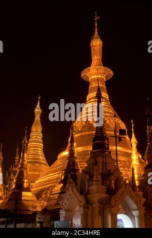 Shwedagon Pagode in der Nacht. Yangon. Myanmar Stockfoto