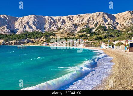 Baska. Idyllischer Kiesstrand mit hohen Wellen in der Stadt von Baska, Insel Krk in der Kvarner Bucht von Kroatien Stockfoto