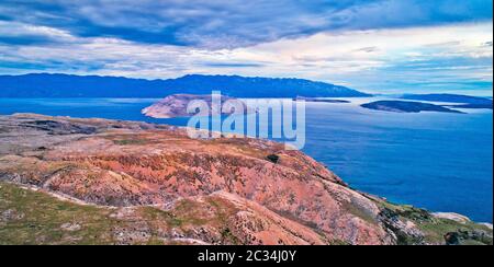 Insel Krk Steinwüste und Insel Prvic Antenne Panoramaaussicht in der Nähe von Stara Baska, Schichten von Stein und Meer, die Kvarner Bucht von Kroatien Stockfoto